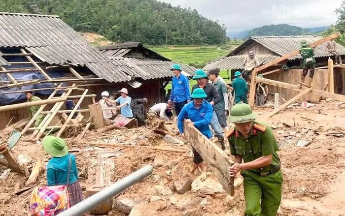 Các lực lượng Công an, Quân đội và các lực lượng cũng tham gia giúp các hộ dân tại các bản của xã Ngọc Chiến di dời nhà, tài sản đến nơi an toàn.