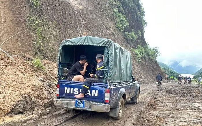Hiện tại, đường vào xã Ngọc Chiến đã được thông, bảo đảm cho các phương tiện đi lại.