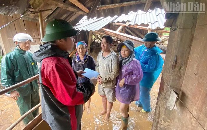 Xã Ngọc Chiến đã thành lập các tổ công tác thăm hỏi, động viên các hộ gia đình bị ảnh hưởng bởi mưa lũ tại các bản.