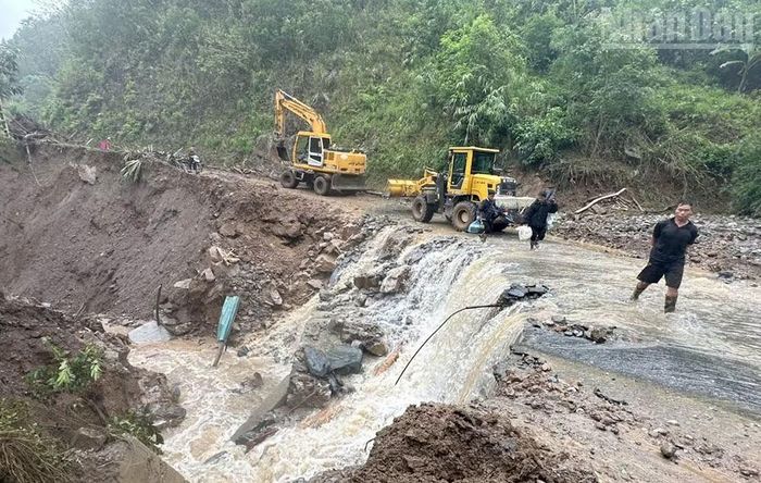 Tỉnh Sơn La đã huy động máy móc, lực lượng khắc phục sự cố sạt ta-luy dương và âm, bảo đảm thông tuyến đường vào xã Ngọc Chiến.