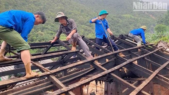 Lực lượng đoàn viên thanh niên xã Ngọc Chiến tham gia giúp các hộ di chuyển nhà trong diện phải di dời khẩn cấp đến nơi an toàn.