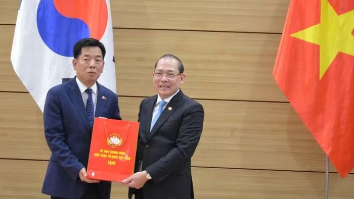Phó Chủ tịch Ủy ban Trung ương Mặt trận Tổ quốc Việt Nam Hoàng Công Thủy trao quà kỷ niệm tặng Đại sứ Vũ Hồ.
