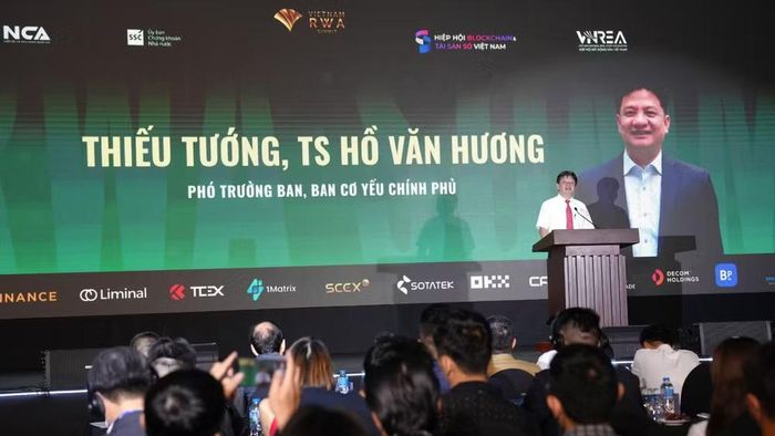 Thiếu tướng, Tiến sĩ Hồ Văn Hương, Phó Trưởng Ban Cơ yếu Chính phủ phát biểu tại Hội nghị Mã hóa tài sản thực Việt Nam 2026.
