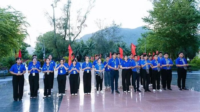 Các tình nguyện viên thắp hương tri ân những Anh hùng liệt sĩ ở Nghĩa trang Hàng Dương.