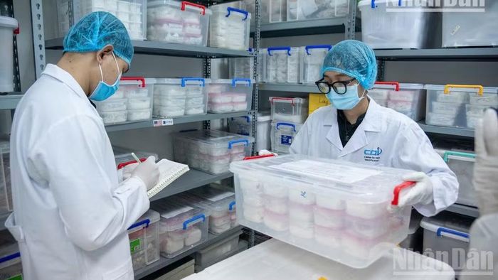 Trung tâm Giám định ADN (Viện Hàn lâm khoa học và Công nghệ Việt Nam) thực hiện xác định danh tính hài cốt liệt sĩ bằng phương pháp giám định ADN. (Ảnh: MINH DUY/nhandan.vn)