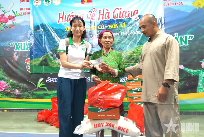 Đoàn thiện nguyện trao quà tặng gia đình chính sách trên địa bàn xã Sơn Vĩ.
