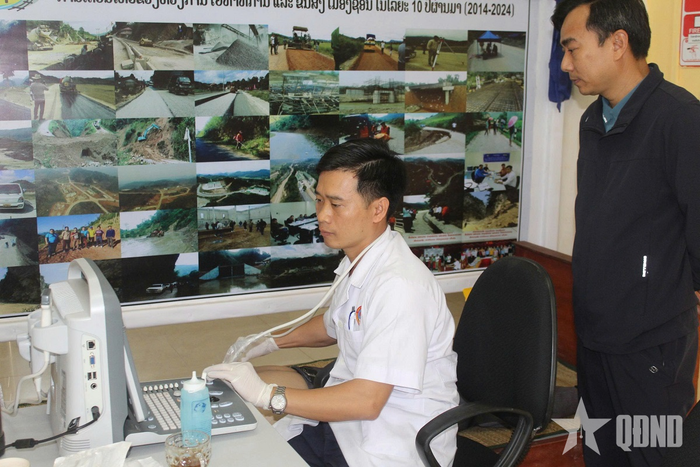 Thiếu tá QNCN Triệu Duyên Hoàng khám bệnh cho nhân dân bản Napouk, huyện Hiem, tỉnh Huaphanh, Lào.