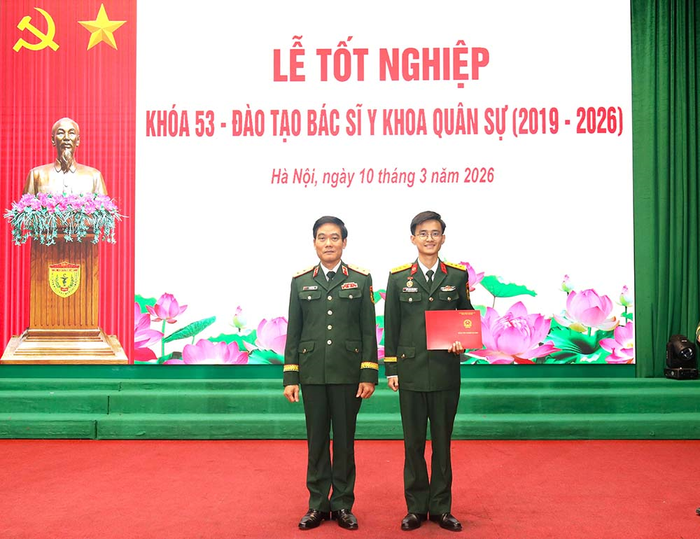 Giám đốc Học viện Quân y trao bằng tốt nghiệp cho Thượng úy Trần Trương Công Cường.