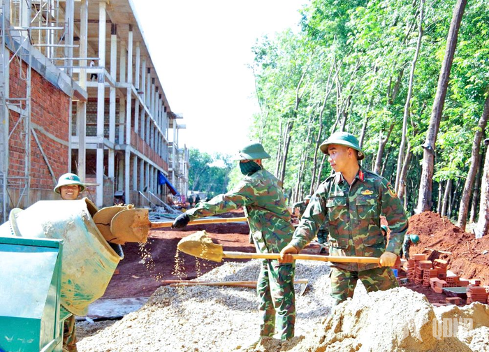  Cán bộ, chiến sĩ Quân đoàn 34 hỗ trợ thi công trường nội trú xã Ia Chia (Gia Lai). 