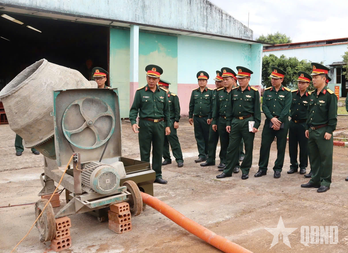Thượng tá Lê Bá Nguyên giới thiệu nguyên lý hoạt động của thiết bị bơm bê tông mái vòm đường hầm.