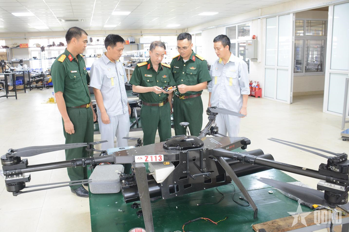 Nghiên cứu, sản xuất phương tiện bay không người lái (UAV) tại Nhà máy Z113. Ảnh: BẢO LINH