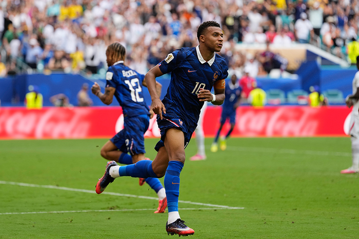 Mbappe trong tình huống ghi bàn rút ngắn tỷ số xuống 1-4 cho Pháp trước Anh. Ảnh: AP
