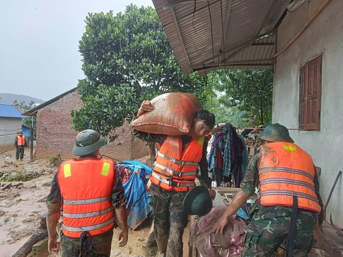 Lực lượng vũ trang tỉnh Lai Châu giúp dân khắc phục hậu quả mưa lũ. Ảnh: Đình Tiệp