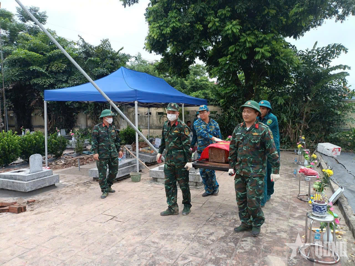 Ban CHQS phường Trí Quả (tỉnh Bắc Ninh) triển khai công tác quy tập, xác định danh tính hài cốt liệt sĩ.