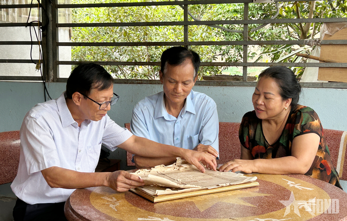 Ông Phạm Đức Tiến (bên trái), xóm Nam Thái, xã Tân Cương, em trai liệt sĩ Phạm Đức Sinh cung cấp thông tin liệt sĩ cho cán bộ xóm.