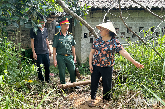 Bà Luân Thị Trâm, xóm Hòa Tiến, xã Tân Cương cung cấp thông tin về phần mộ được chôn cất chưa rõ danh tính cho cán bộ Ban CHQS xã Tân Cương.