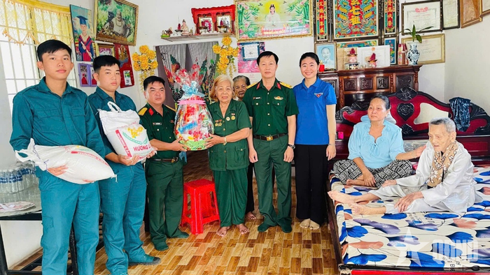 Ban CHQS xã Tân Lộc, tỉnh Cà Mau thăm, tặng quà Bà mẹ Việt Nam anh hùng Bùi Thị Anh, ngụ ấp 5, xã Tân Lộc.