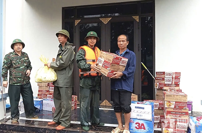 Lương thực được trao tận tay người dân xã Mường Than, tỉnh Lai Châu.