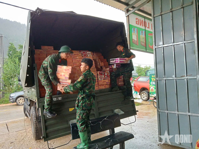 Cán bộ, chiến sĩ cơ quan Bộ CHQS tỉnh Lai Châu vận chuyển lương thực hỗ trợ người dân xã Mường Than, tỉnh Lai Châu.