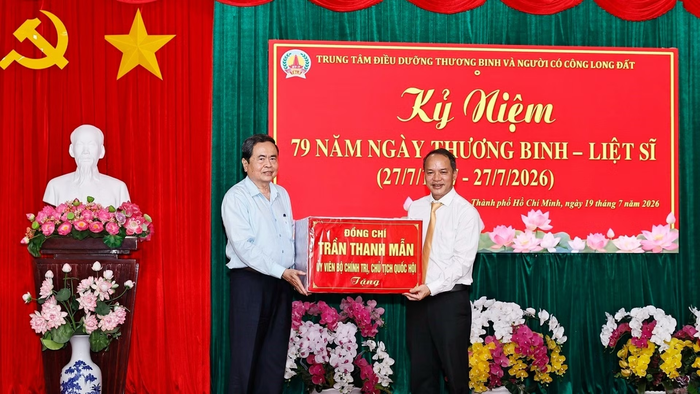 Chủ tịch Quốc hội Trần Thanh Mẫn tặng quà Trung tâm Điều dưỡng Thương binh và Người có công Long Đất ở ấp Hải Sơn, xã Long Hải, Thành phố Hồ Chí Minh. Ảnh: TTXVN