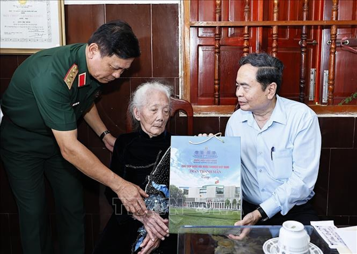 Chủ tịch Quốc hội Trần Thanh Mẫn thăm, tặng quà Bà mẹ Việt Nam anh hùng Trần Thị Trinh. Ảnh: TTXVN