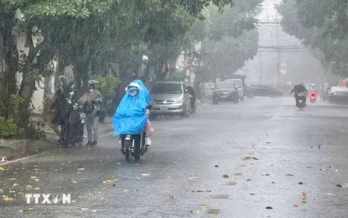 Hà Nội đón mưa dông kèm lốc, sét và mưa đá.