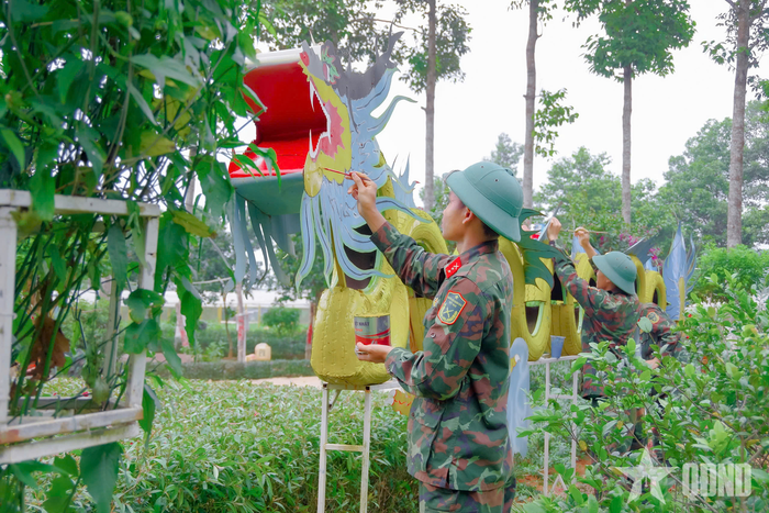 Nhiều mẫu tạo hình lớn được làm nên từ đôi tay khéo léo của bộ đội Trung đoàn 88.