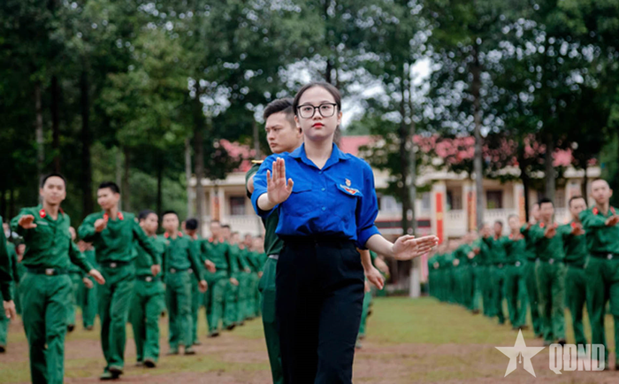 Tuổi trẻ Trung đoàn 88 cùng đơn vị kết nghĩa luyện điệu múa dân vũ tập thể trong không gian xanh của đơn vị.
