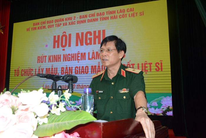 Thiếu tướng Nguyễn Hồng Thái, Phó chính ủy, Trưởng ban Chỉ đạo tìm kiếm, quy tập và xác định danh tính hài cốt liệt sĩ Quân khu 2 phát biểu tại Hội nghị rút kinh nghiệm về tìm kiếm, quy tập và xác định danh tính hài cốt liệt sĩ tại xã Bảo Thắng, tỉnh Lào Cai.