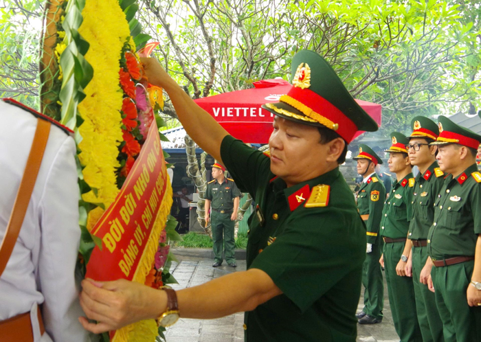 Đại tá Đặng Xuân Thành, Chủ nhiệm Hậu cần-Kỹ thuật Quân khu 2 và các đại biểu viếng các anh hùng liệt sĩ tại Nghĩa trang Liệt sĩ Vị Xuyên (Tuyên Quang).