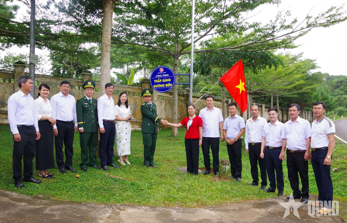  Lãnh đạo xã Tân Hà Lâm Hà, tỉnh Lâm Đồng bàn giao công trình “Thắp sáng đường biên” cho Đồn Biên phòng Tuy Đức. 