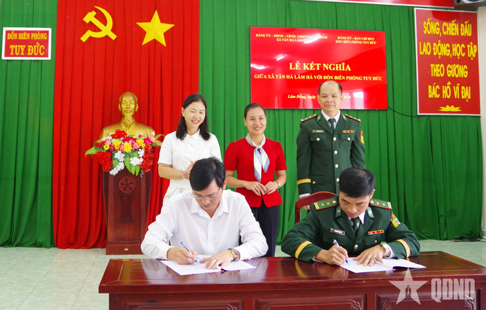  Đồn Biên phòng Tuy Đức và xã Tân Hà Lâm Hà, tỉnh Lâm Đồng ký giao ước kết nghĩa. 