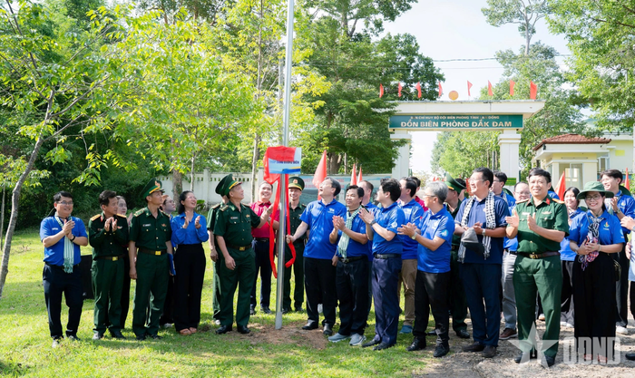  Bàn giao công trình “Thắp sáng đường biên” tại Đồn Biên phòng Đắk Đam. 
