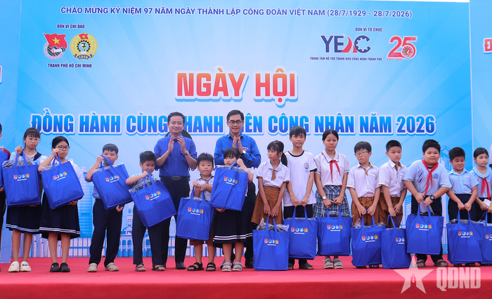 Ban tổ chức trao quà đến con của thanh niên công nhân hoàn cảnh khó khăn.