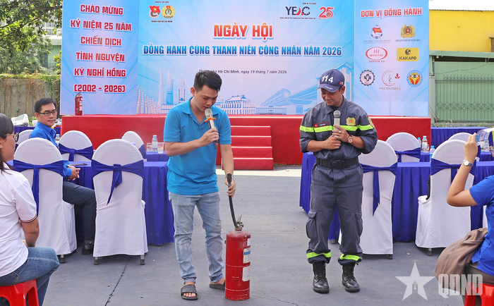 Tập huấn kỹ năng phòng cháy chữa cháy cho thanh niên công nhân.