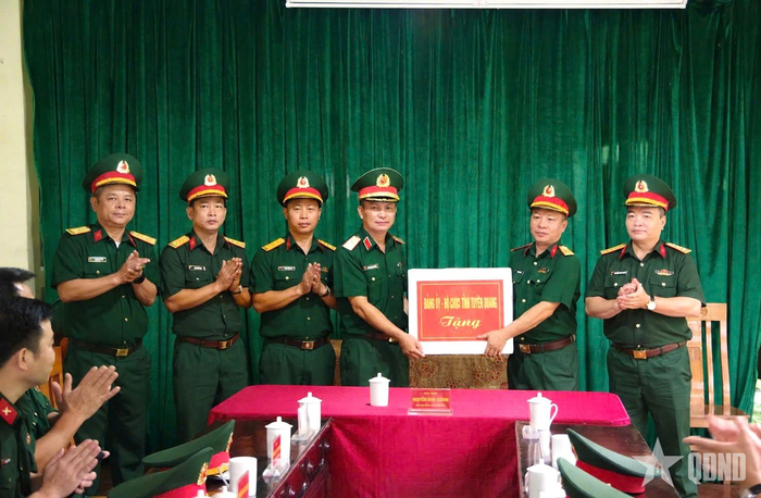 Thiếu tướng Nguyễn Đình Cương tặng quà động viên cán bộ, nhân viên Đội Tìm kiếm, quy tập HCLS Bộ CHQS tỉnh Tuyên Quang.