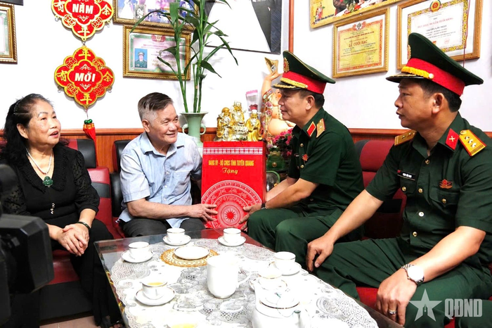 Thiếu tướng Nguyễn Đình Cương thăm hỏi, tặng quà thương binh Nguyễn Văn Thật tại tổ 11, phường Hà Giang 2, tỉnh Tuyên Quang.