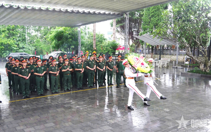 Đoàn công tác Bộ CHQS tỉnh Tuyên Quang dâng hương tưởng niệm các anh hùng liệt sĩ tại Nghĩa trang Liệt sĩ Quốc gia Vị Xuyên.