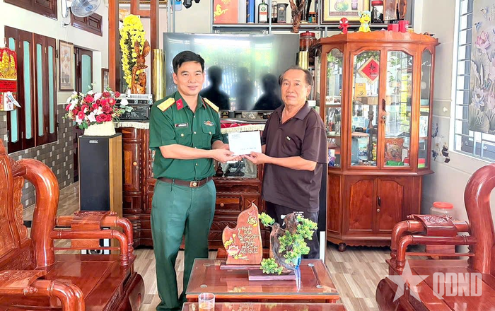 Thượng tá Nguyễn Thanh Đàn, Phó chính ủy Lữ đoàn 572 trao quà tặng thương binh Nguyễn Hiệp. 