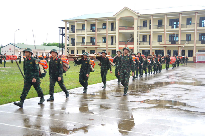 Cán bộ, chiến sĩ Trung đoàn 247, Bộ CHQS tỉnh Tuyên Quang sẵn sàng cơ động thực hiện nhiệm vụ phòng, chống thiên tai.