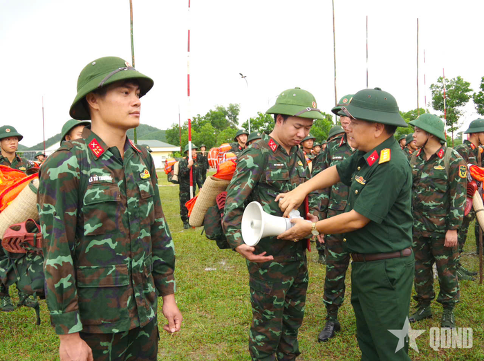 Thượng tá Nguyễn Thế Hưng, Phó tham mưu trưởng Bộ CHQS tỉnh Tuyên Quang kiểm tra vật chất mang theo của cán bộ, chiến sĩ Trung đoàn 247.