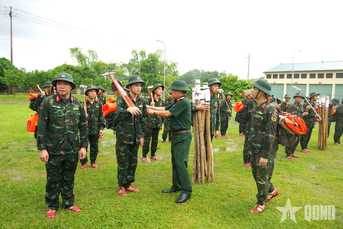 Thượng tá Nguyễn Thế Hưng kiểm tra vật chất mang theo của cán bộ, chiến sĩ Đại đội Trinh sát cơ giới 1.