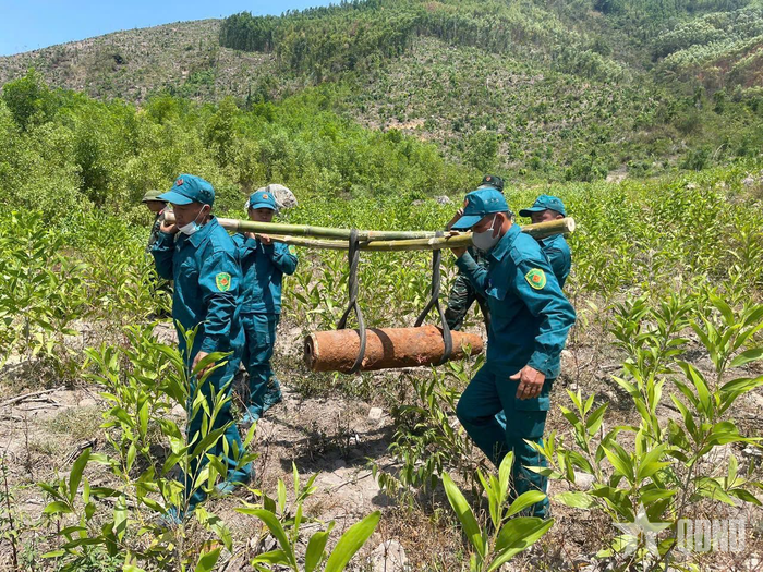 Lực lượng chức năng vận chuyển bom, đạn, vật nổ về khu vực tập kết để xử lý theo đúng quy trình kỹ thuật.