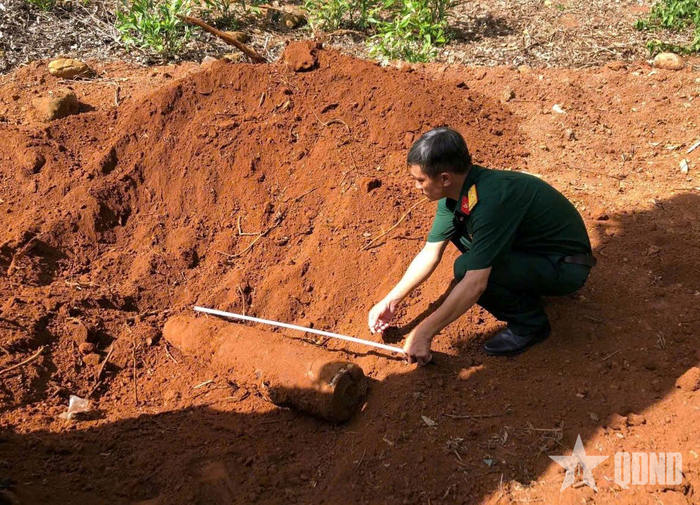 Cán bộ chuyên môn kiểm tra, phân loại số bom, đạn, vật nổ còn sót lại sau chiến tranh trước khi thu gom, vận chuyển xử lý.