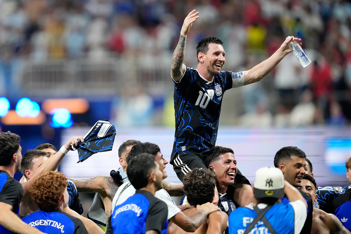 Messi được các đồng đội công kênh sau trận Argentina thắng Anh 2-1. Ảnh: AP