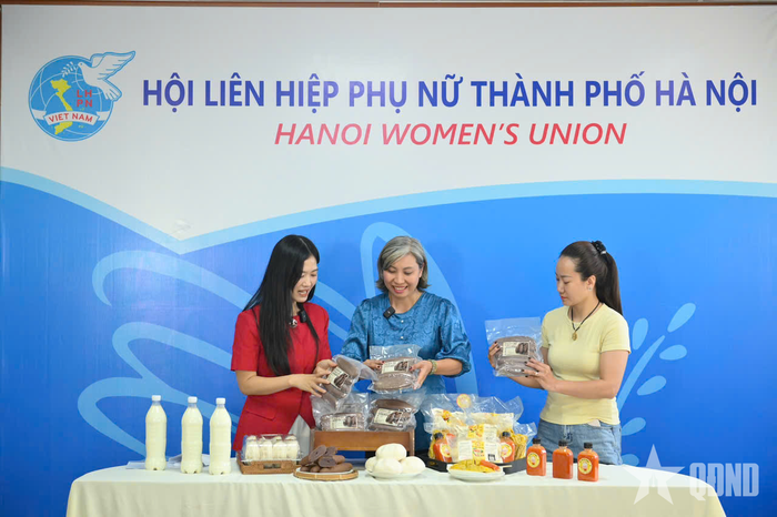 Chị Bùi Lan Anh (ở giữa) tham gia giới thiệu sản phẩm của HTX Dịch vụ Nông nghiệp Hoa Sen tại sự kiện do Hội Liên hiệp Phụ nữ TP Hà Nội tổ chức.