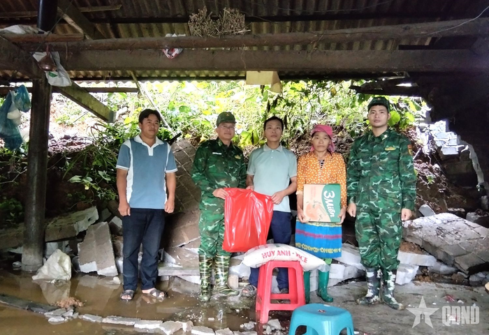 Cán bộ Đồn Biên phòng Cửa khẩu Săm Pun thăm hỏi, trao quà động viên gia đình ông Sùng Mí Tính.