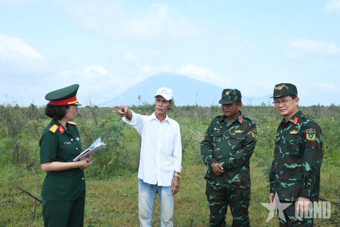 Người dân địa phương cung cấp thông tin cho đoàn công tác.