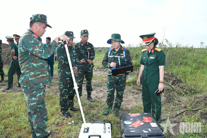 Viện Thiết kế, Tổng cục Hậu cần - Kỹ thuật dùng thiết bị radar dò tìm tại khu vực hồ Dầu Tiếng, xã Dương Minh Châu, tỉnh Tây Ninh.