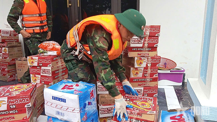 Cán bộ, chiến sĩ cơ quan Bộ CHQS tỉnh Lai Châu vận chuyển lương thực, nhu yếu phẩm hỗ trợ nhân dân xã Mường Than.